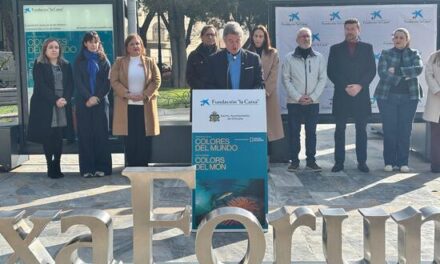 Oriola inaugura l’exposició “Colors del món”