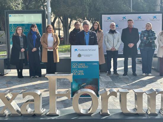 Orihuela inaugura la exposición “Colores del mundo”