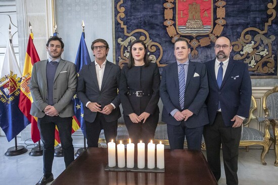 Alicante recuerda a las víctimas del Holocausto en un emotivo acto celebrado con la comunidad judía