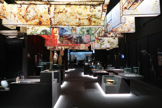 La exposición del MARQ ‘Ciudades de luz’ gana el EMPORIA de Oro 2025 a la mejor muestra efímera no itinerante