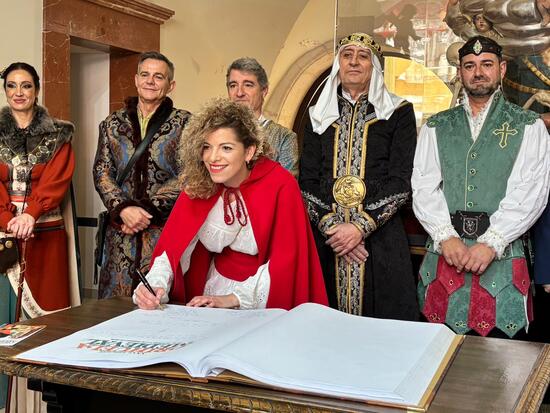 El casco histórico de Orihuela vuelve al Medievo con la apertura del Mercado Medieval