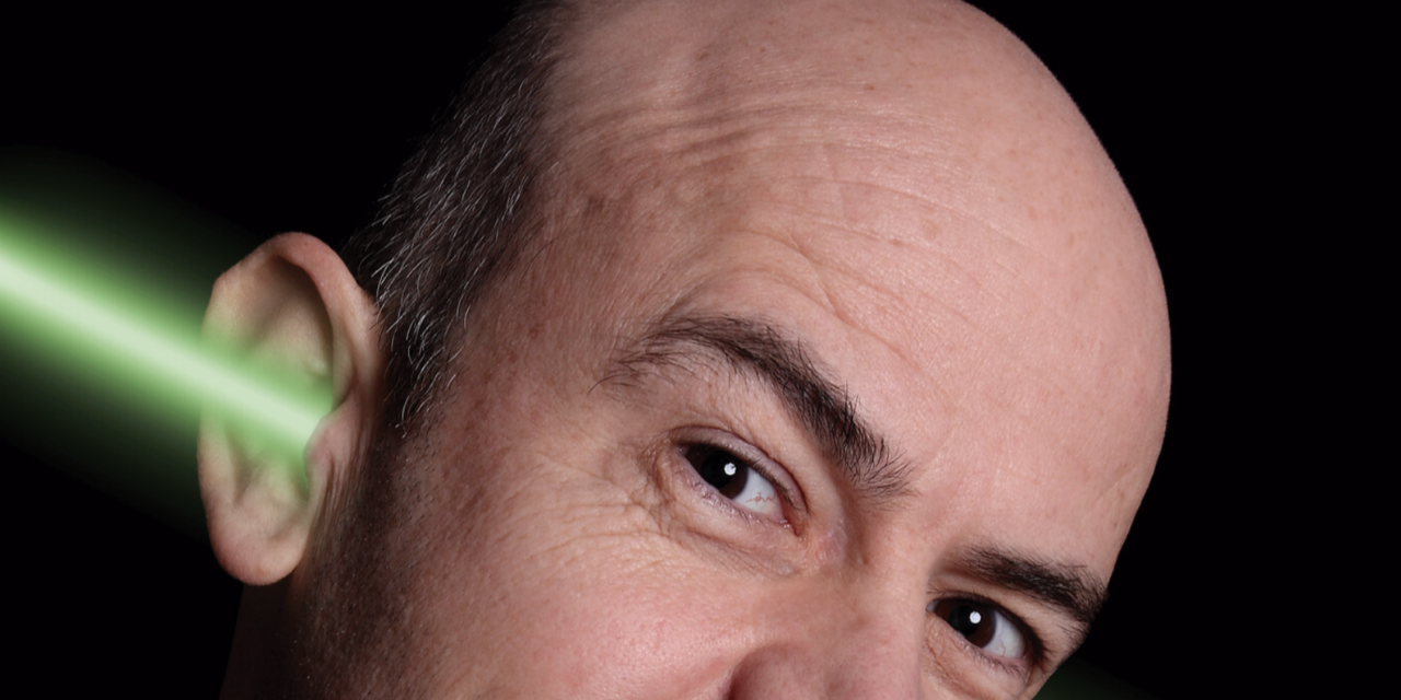 El mago y monologuista Jandro llega este domingo al Teatro Castelar con un espectáculo cargado de humor y efectos de gran impacto