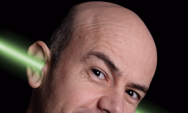 El mago y monologuista Jandro llega este domingo al Teatro Castelar con un espectáculo cargado de humor y efectos de gran impacto