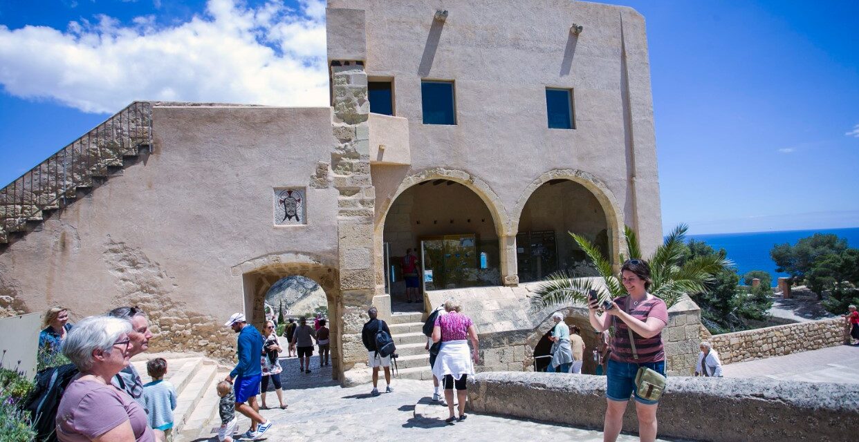 El ascensor del Castillo de Santa Bárbara permanecerá cerrado de lunes a viernes de la semana que viene para su modernización