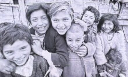 La exposición fotográfica sobre la Cuesta de las Flores en los años 70 inicia su recorrido por los centros de mayores de Alcoy