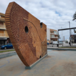El Campello contrata a un prestigioso gabinete técnico de Alicante el proyecto de restauración del “Monumento al Pescador”, incluido el rayo láser que conectaba el conjunto escultórico de Arcadi Blasco