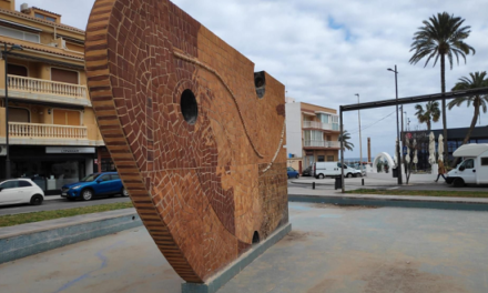 El Campello contrata a un prestigioso gabinete técnico de Alicante el proyecto de restauración del “Monumento al Pescador”, incluido el rayo láser que conectaba el conjunto escultórico de Arcadi Blasco