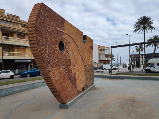 El Campello contrata a un prestigioso gabinete técnico de Alicante el proyecto de restauración del “Monumento al Pescador”, incluido el rayo láser que conectaba el conjunto escultórico de Arcadi Blasco