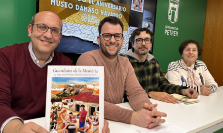 El Museu Dámaso Navarro de Petrer celebra el seu 7é Aniversari en el carrer La Font amb l’edició del còmic “Guardians de la Memòria”
