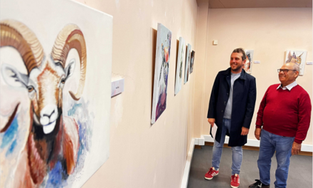 Marino Morote inaugura la seua primera exposició de pintura en el Centre Cultural de Petrer