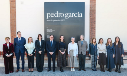 La reina Letizia visita a Elda la històrica fàbrica de calçat de la signatura Pedro García amb motiu del centenari de la seua creació
