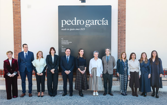La reina Letizia visita en Elda la histórica fábrica de calzado de la firma Pedro García con motivo del centenario de su creación