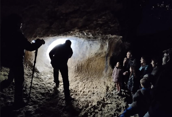 Éxito sin precedentes en La Sarga: El arte rupestre brilla bajo la luna de Alcoy