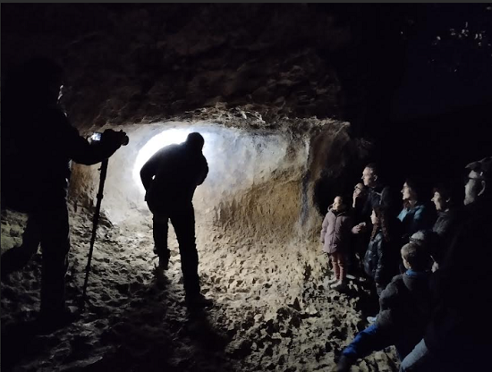 Éxito sin precedentes en La Sarga: El arte rupestre brilla bajo la luna de Alcoy