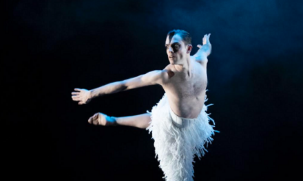 Iván Delgado reinterpreta el mite del cigne blanc en una conferència-dansada a Alacant