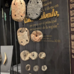 Expertos investigadores analizan el telar vertical de hace 3.500 años hallado en el yacimiento Cabezo Redondo de Villena