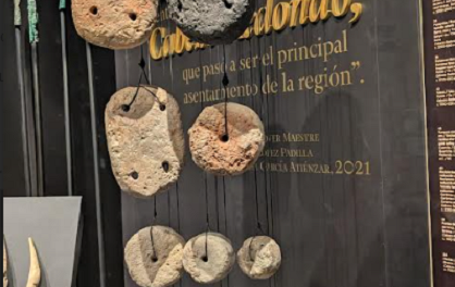 Experts investigadors analitzen el teler vertical de fa 3.500 anys trobat en el jaciment Cabezo Redó de Villena