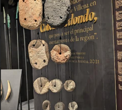 Expertos investigadores analizan el telar vertical de hace 3.500 años hallado en el yacimiento Cabezo Redondo de Villena