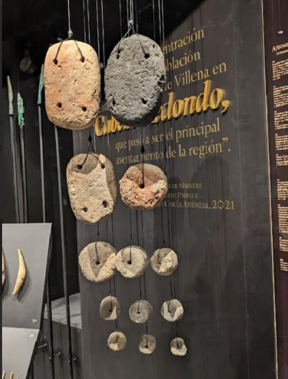 Expertos investigadores analizan el telar vertical de hace 3.500 años hallado en el yacimiento Cabezo Redondo de Villena