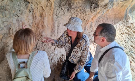 Una delegación institucional de Portugal y la Universidad de Salamanca visita las pinturas rupestres de La Sarga en Alcoy