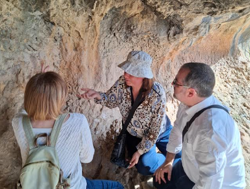 Una delegación institucional de Portugal y la Universidad de Salamanca visita las pinturas rupestres de La Sarga en Alcoy