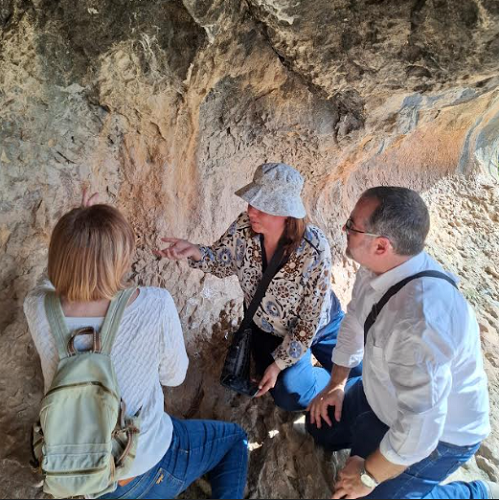 Una delegación institucional de Portugal y la Universidad de Salamanca visita las pinturas rupestres de La Sarga en Alcoy