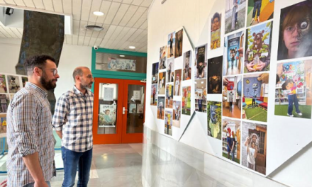 Rostres i llibres es fusionen en la nova exposició de ‘Bookface’ de la Biblioteca de l’Alfàs