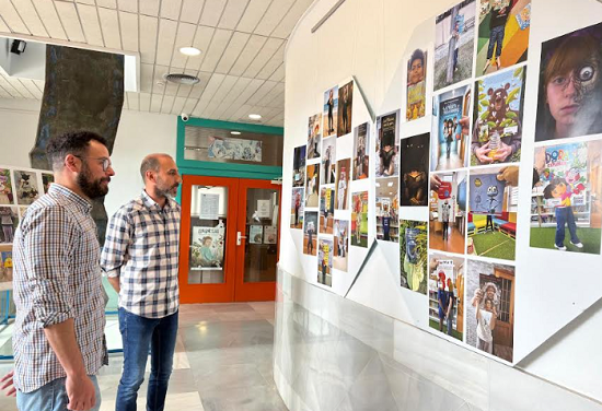Rostros y libros se fusionan en la nueva exposición de ‘Bookface’ de la Biblioteca de l’Alfàs