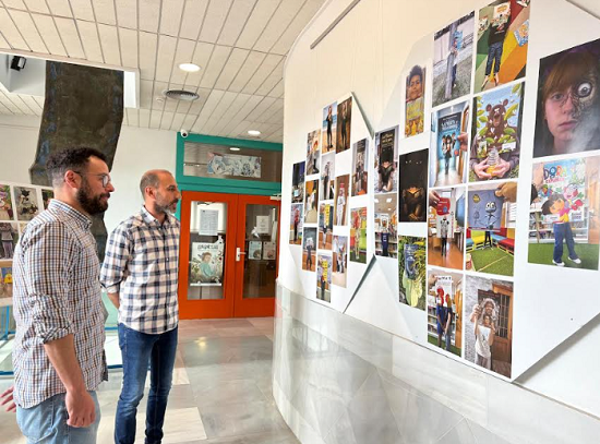 Rostros y libros se fusionan en la nueva exposición de ‘Bookface’ de la Biblioteca de l’Alfàs
