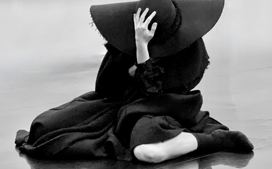 El Teatre Arniches presenta el espectáculo ‘Emigradas’, de la compañía valenciana Cienfuegos Danza