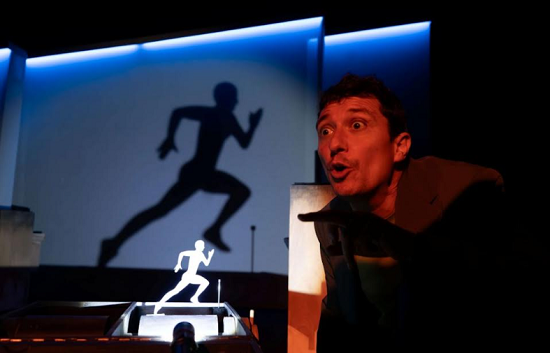 El Teatre Arniches acoge ‘aLUZina’, el espectáculo de magia del ilusionista valenciano Nacho Diago