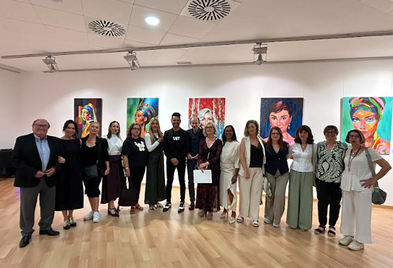 La exposición “Mujeres que Inspiran” reúne obras de 15 artistas en La Nucía