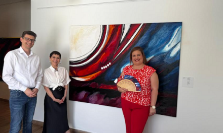 La Regidoria de Cultura a Oriola rep la donació de l’obra ‘Nanas de la cebolla’ de l’artista Maite Barros Lafuente