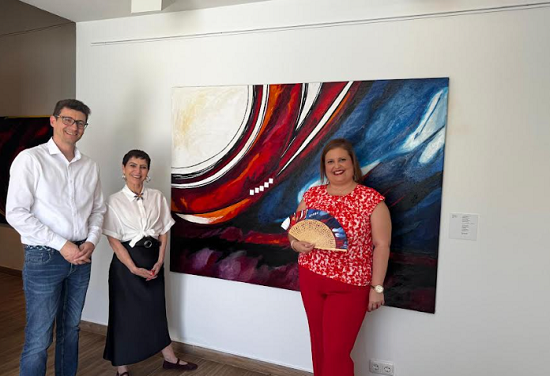 La Concejalía de Cultura de Orihuela recibe la donación de la obra ‘Nanas de la cebolla’ de la artista Maite Barros Lafuente