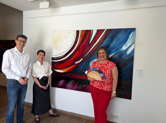 La Concejalía de Cultura de Orihuela recibe la donación de la obra ‘Nanas de la cebolla’ de la artista Maite Barros Lafuente