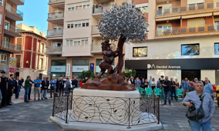 Villena estrena una reinterpretació de l’escultura del ‘Os i el “Madroño” en el 120 aniversari del naixement de l’escultor Navarro Santafé