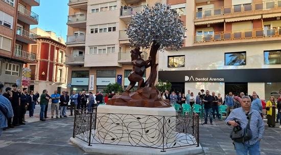 Villena estrena una reinterpretación de la escultura del ‘Oso y el Madroño’ en el 120 aniversario del nacimiento del escultor Navarro Santafé