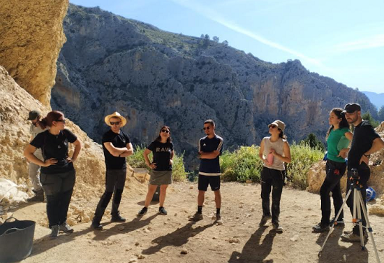 El Ayuntamiento de Alcoy consolida su apoyo al yacimiento del Abric del Cint como nuevo enclave para el estudio neandertal