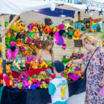 La Feria de Artesanía de l’Alfàs abre sus puertas en la playa de l’Albir con 22 puestos hasta finales de septiembre
