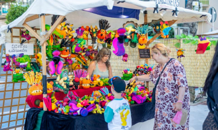 La Fira d’Artesania de l’Alfàs obri les seues portes a la platja de l’Albir amb 22 llocs fins a finals de setembre