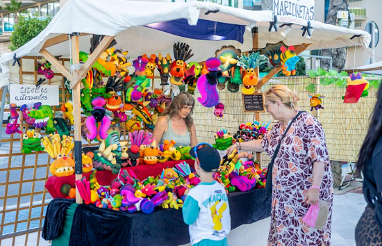 La Feria de Artesanía de l’Alfàs abre sus puertas en la playa de l’Albir con 22 puestos hasta finales de septiembre
