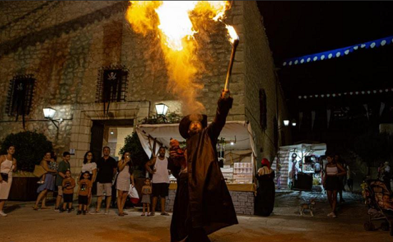 Noches de Fuegos, teatro, humor, exposiciones y actividades para los más pequeños toman el Castillo de Santa Bárbara este verano