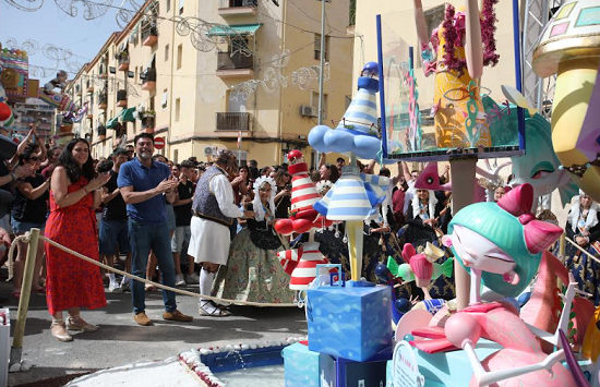 La hoguera infantil Ángeles-Felipe Bergé logra el primer premio de Especial con ‘Mediterrània’, de Ausías Estrugo 
