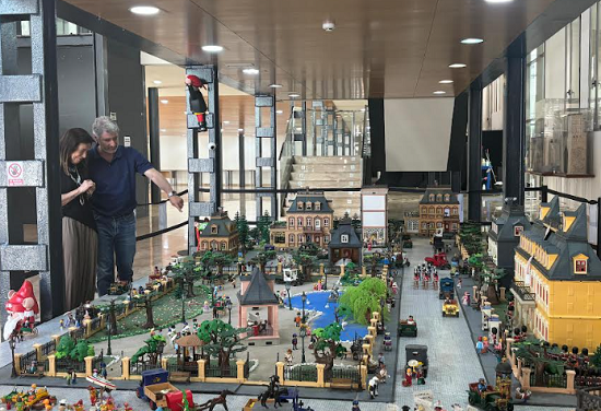 Igualdad acerca a Orihuela la historia de diez mujeres pioneras a través de una exposición de Playmobil