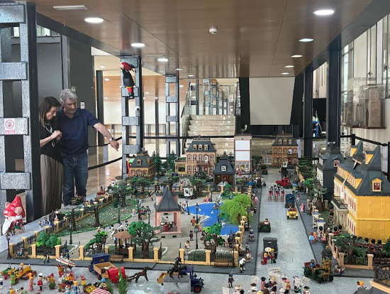 Igualtat acosta a Oriola la història de deu dones pioneres a través d’una exposició de Playmobil