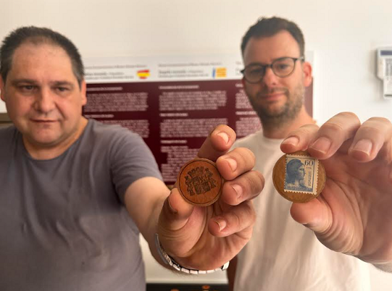 El Museo Dámaso Navarro de Petrer estrena un conjunto de sellos moneda de la II República en su vitrina de donaciones