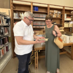 El Ayuntamiento de Alcoy recibe la donación de la biblioteca teatral del actor y embajador Fernando Mira Mondéjar
