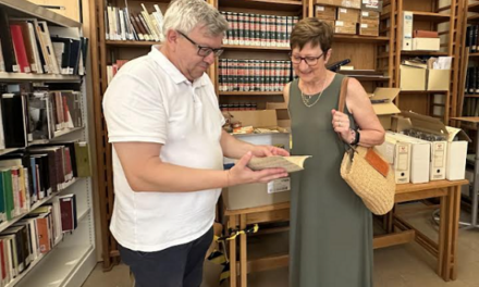 El Ayuntamiento de Alcoy recibe la donación de la biblioteca teatral del actor y embajador Fernando Mira Mondéjar
