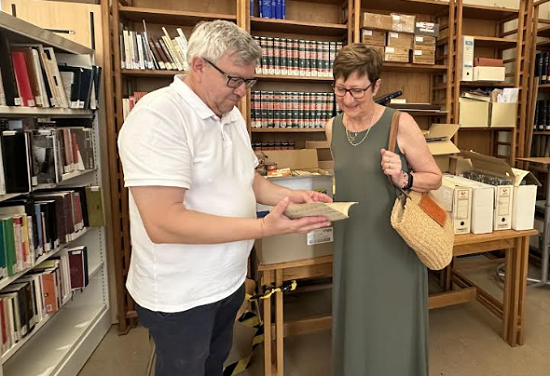 El Ayuntamiento de Alcoy recibe la donación de la biblioteca teatral del actor y embajador Fernando Mira Mondéjar
