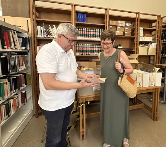 El Ayuntamiento de Alcoy recibe la donación de la biblioteca teatral del actor y embajador Fernando Mira Mondéjar